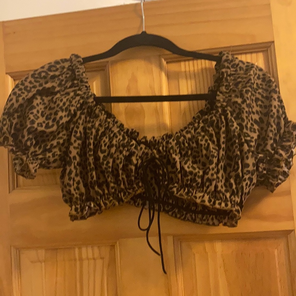 Puff sleeves cheetah print crop top
